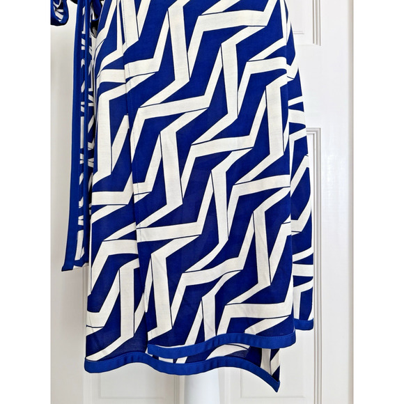 DVF Diane Von Furstenberg Iconic Silk Wrap Dress Betsy Blue White Sz 2 Geometric - Picture 7 of 16